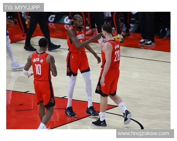 火箭与太阳在NBA夏季联赛中激烈对决展现年轻球员潜力与团队合作精神